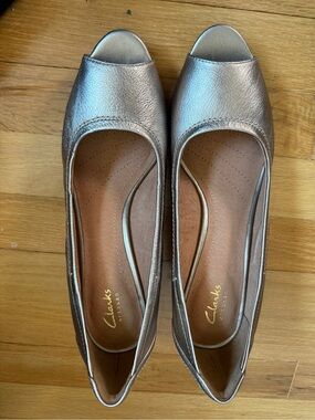 Clarks Artisan Metallic Leather Cork Wedge Peep Toe Heels Sz 10